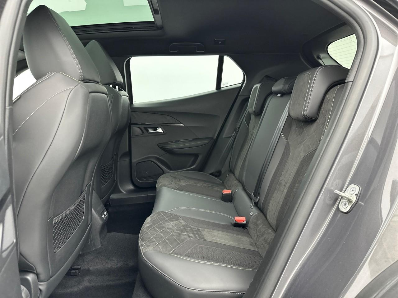 Peugeot 2008 puretech 130 s&s eat8 gt pack — photo 12