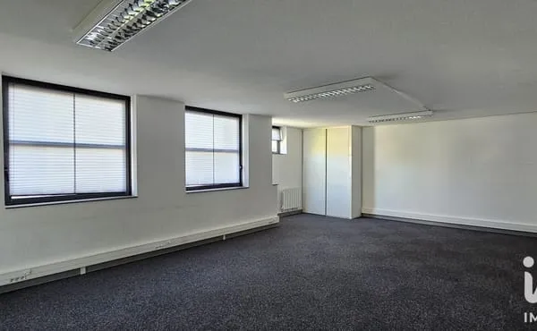 Bureau 1 pièce 92 m²