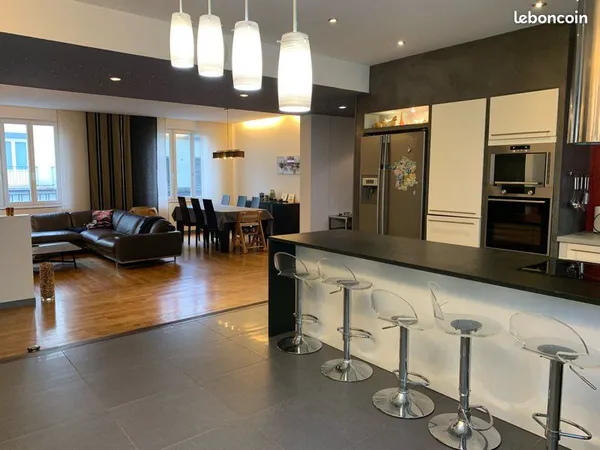 T6 138 m2 Brest centre . Séjour 61m2. 4 chambres . Parking . 315000