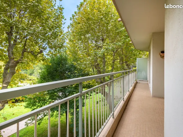 Appartement contemporain rénové avec balcon filant - Marseille Le Redon - 88 m²