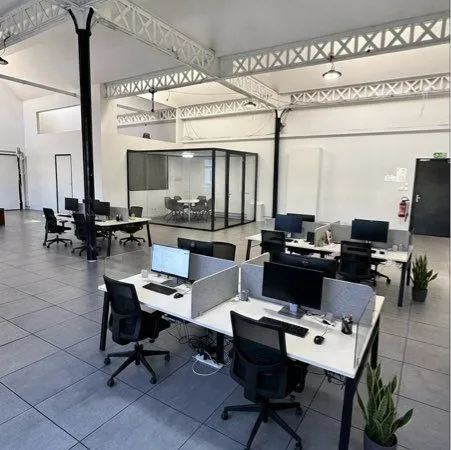 SALLE ESPACE DE COWORKING / 210 m² BUREAUX À LOUER