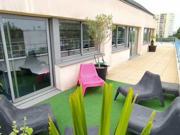 Vends bureaux 90 m² + 70 m² terrasse dernier étage et triple orientation, au pied du Tramway Ligne 1