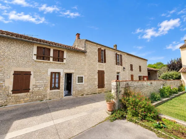 Maison familiale avec vastes dépendances à Matha
