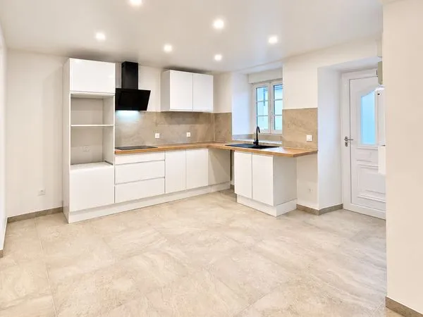 Maison de 100m² entièrement rénovée, 3 chambres avec atelier et caves