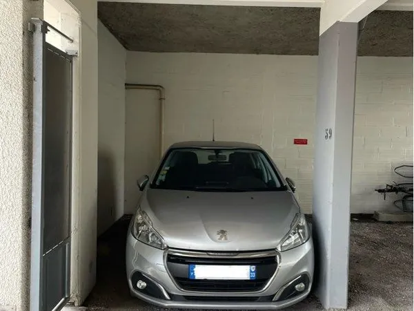 Emplacement de parking couvert et sécurisé