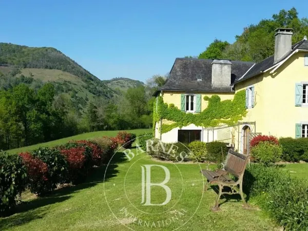 JOLIE FERME ET DEPENDANCES AU PIED DES PYRENEES