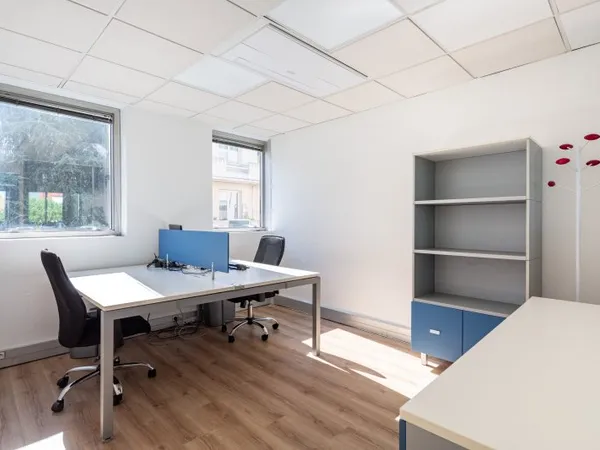 Loue bureau fermé 2 postes à Issy-les-Moulineaux - 15m²