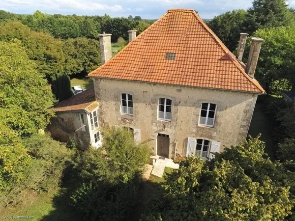 Superbe Presbytère de Caractère avec Magnifiques Jardins, entre Valence-en-Poitou et Vivonne