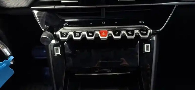 Peugeot 208 hybrid 100 e-dcs6 — photo 25