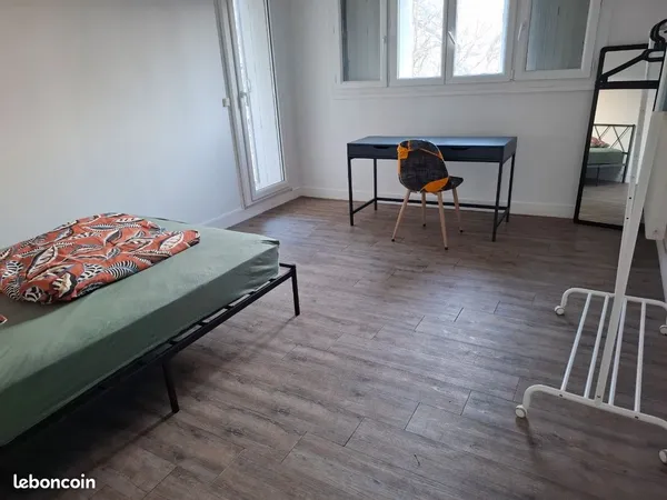 Chambre meublée en coloc