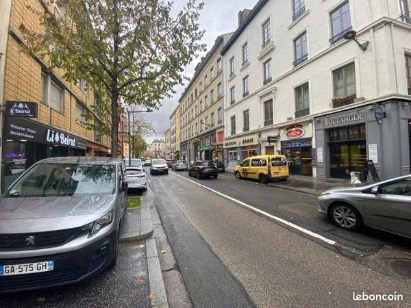 Commerce informatique/multimédia 27 m²