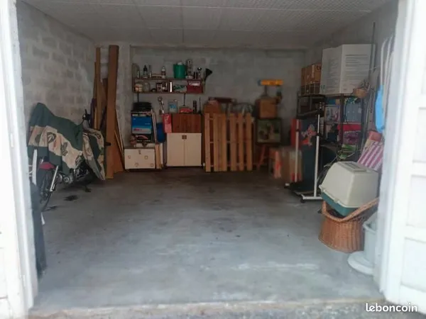 Garage fermé de 22 m² + place de parking