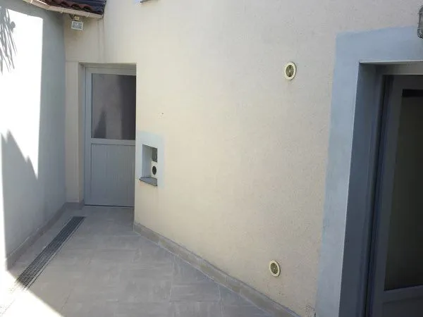 APPARTEMENT Studio meublé avec cour privée COMBRONDE