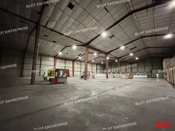 Entrepôt 2400 m²