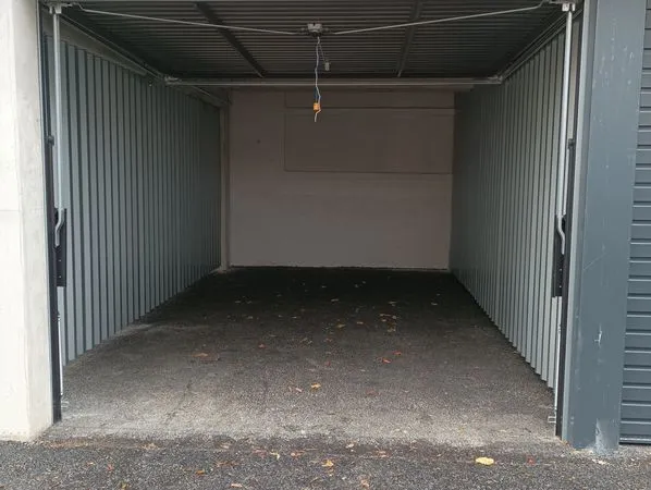 Garage fermé à louer