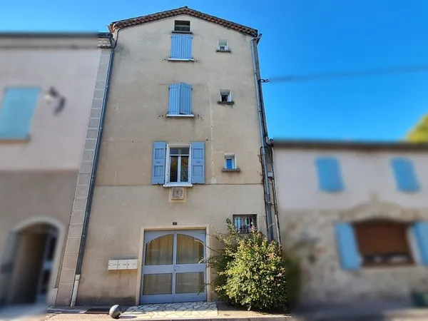 Maison de village composée de 3 appartements et un local commercial