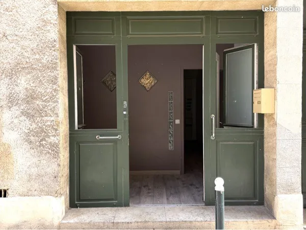Local mixte 44 m² avec terrasse et caves - Centre Aix