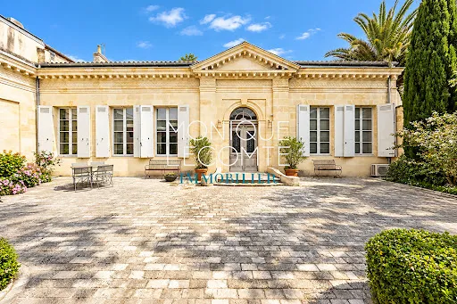 Maison 7 pièces 260 m²