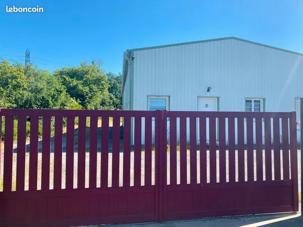 Bâtiment d'activité indépendant de 361 m² avec terrain de 1 222 m² - Le Pallet (44)