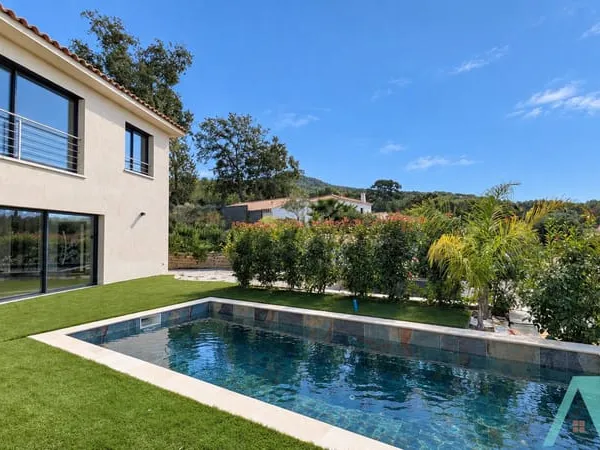 VILLA CONTEMPORAINE DE 200 M2 PISCINE PRESTATIONS DE QU