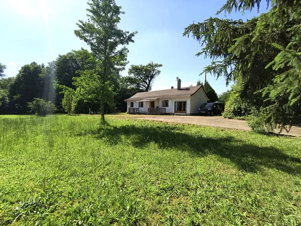HAUTE-VIENNE - Charmant bungalow rénové offrant une vue imprenable sur le château et doté de 4 600 m