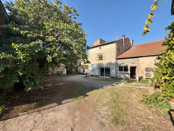 MAISON EN PIERRE 5 CHAMBRES DONT UNE SUITE PARENTALE + DÉPENDANCES ET JARDIN A PERIGNE