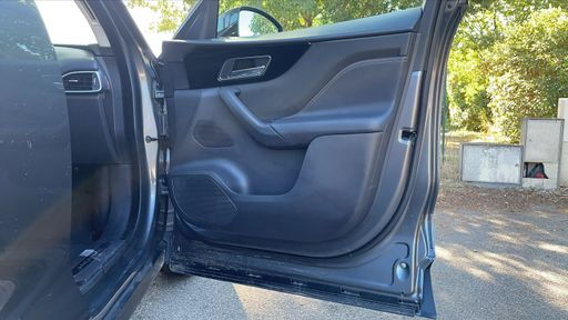 Jaguar F-Pace 2.0 D 180 AWD BVA8 - Portfolio – 2017 – 101417 km – Diesel – Boîte Automatique — photo 29