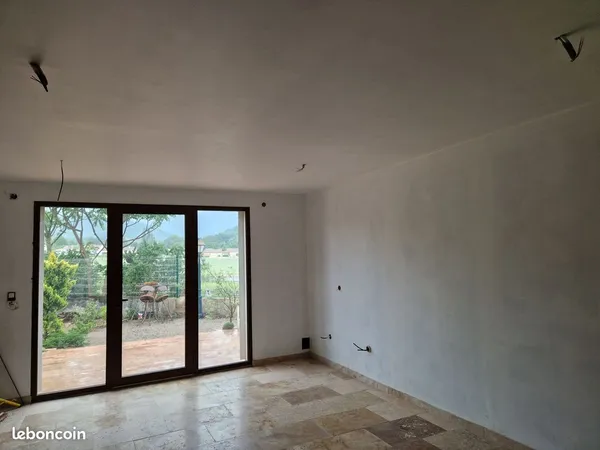 Local de 30 à 200 M² AOUSTE SUR SYE