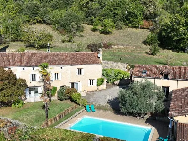 Ensemble de deux maisons en pierre avec piscine