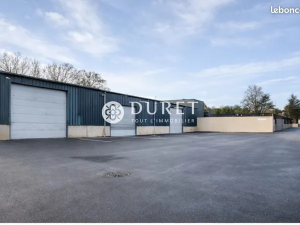 Local 902 m² Rives de l'Yon