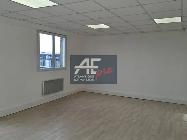 BUREAUX 38 m² DONGES