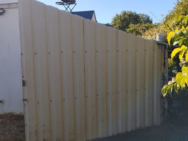 Garage possibilité de rentrer 2 véhicules+ 2/3 place de stationnement sécurisé