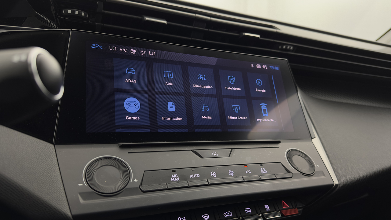 Peugeot 308 SW PHEV 180 e-EAT8 — photo 24