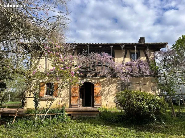 Maison ancienne rare à empilage (16è siècle)