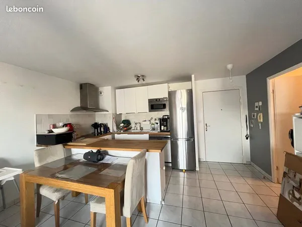 Location T3 en face de la gare RER C