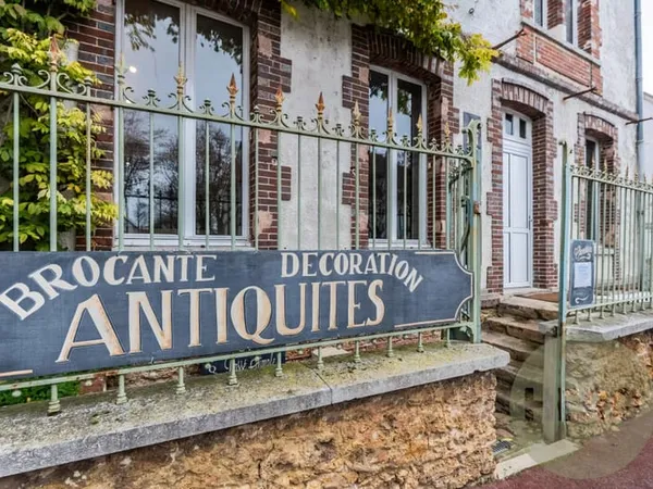 Maulette/ Houdan - Grand local commercial de 103,33 m² (Loi Carrez) en plein coeur de ville