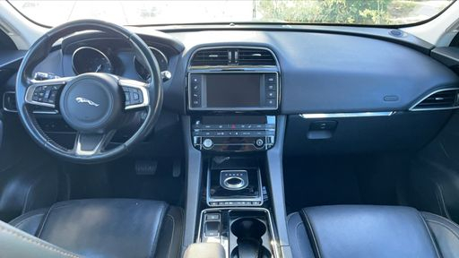 Jaguar F-Pace 2.0 D 180 AWD BVA8 - Portfolio – 2017 – 101417 km – Diesel – Boîte Automatique — photo 23