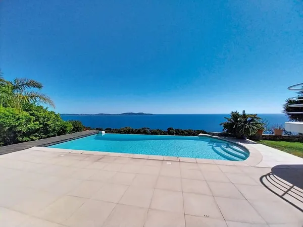 Villa d'architecte d'exception, vue mer, piscine.