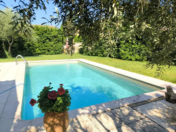 Proche Uzès Mas de village avec piscine
