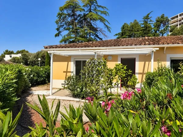 SAINT-RAPHAËL - T3 REZ-DE-JARDIN - ENTIÈREMENT RÉNOVÉ