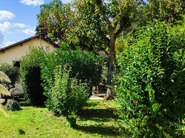 A SAISIR SUR LALINDE JOLIE MAISON DE 110 mÂ² HAB 3 CHAMBRES, 2 SA