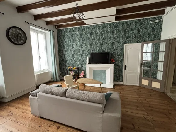 URGENT - Maison de ville spacieuse et rénovée + garage