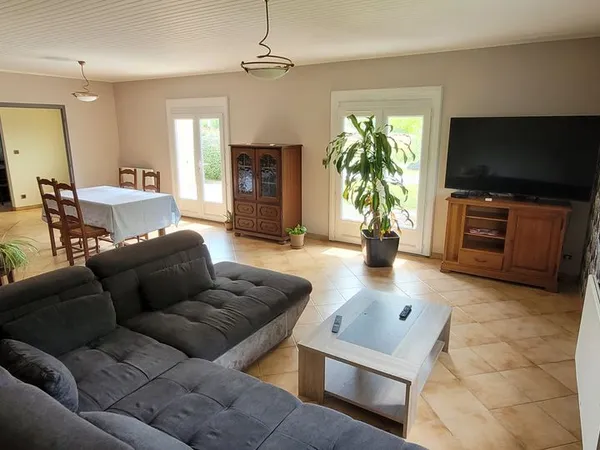 Maison familiale 4 chambres chaleureuse sur 2 700 m² de terrain — Projet de vie entre océan et monta