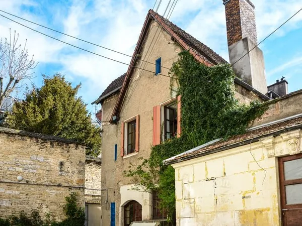 DUPLEX DANS UNE MAISON DE VILLE DU 15éme siecle