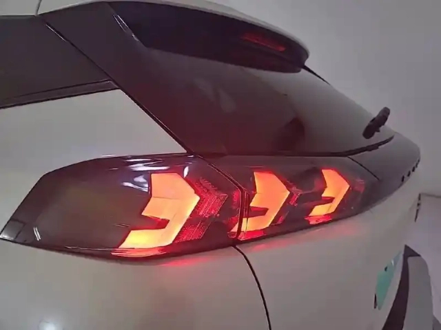 Peugeot 2008 electrique 136 ch — photo 85