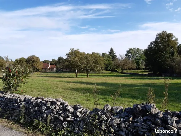 Terrain constructible de 2630 m2 proche du centre-ville