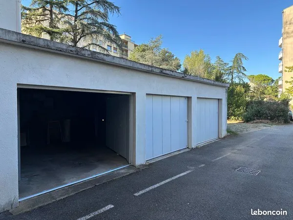 Garage fermé 23m2 - Secteur Victor Hugo / Danton
