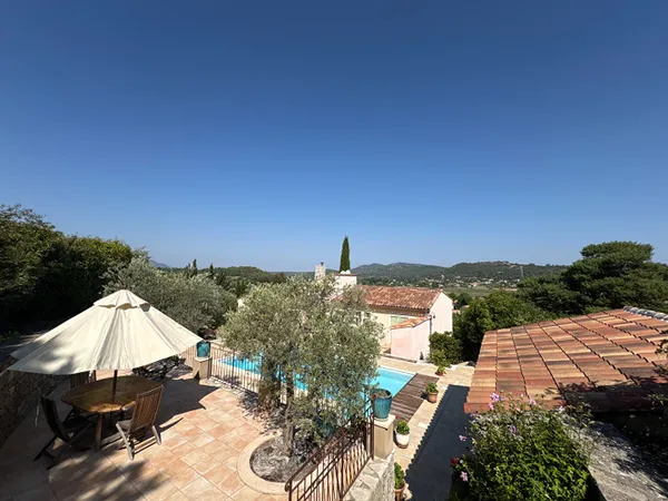 Maison Rians 4 chambres sur un terrain de 3104 m² avec vue dégagée, piscine, garage et dépendances.