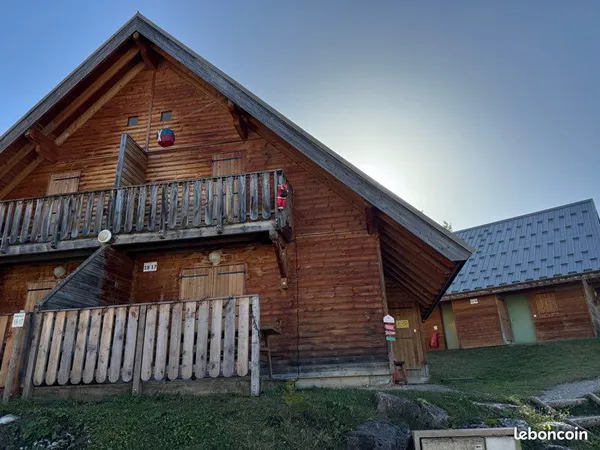 CHALET MITOYEN 6-8pers. PISCINE SAUNA en STATION DE SKI