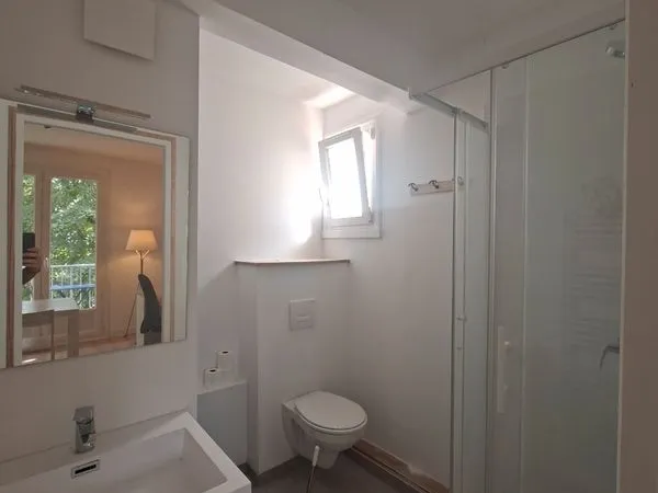 Studio 22 m² rénové + terrasse | Proche Facultés | Charges incluses